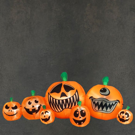 Oppusteligt halloweengræskarfamilie med lys 