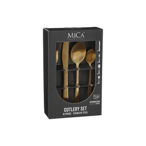 Gaffel i guld hviler på tallerken med rejer og salat