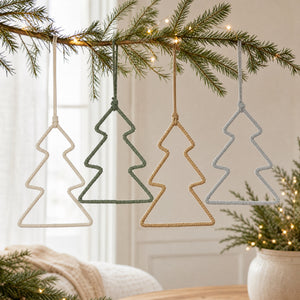 Julgran med färgat tvinnat snöre