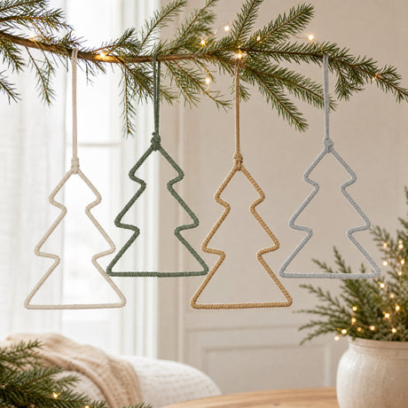 Julgran med färgat tvinnat snöre