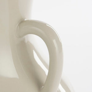 Nærbilledet af øre på Marian krukke i hvid glaseret keramik