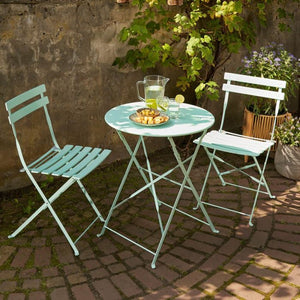 Curfu produkter i stilleben på mintgrønt bord og havestole