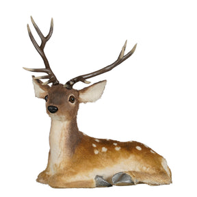 Liggande dovhjortfigur med horn, 50 cm hög