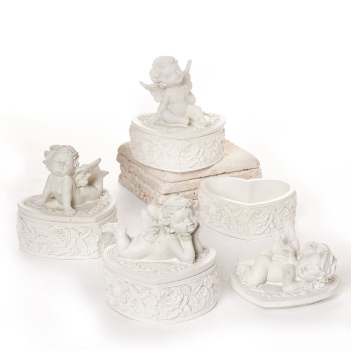 Englehjertedåse. Smuk mønstret hjertedåse. På låget sidder en sød engel. Der er 4 forskellige, hvor englen sidder eller ligger ned. Fra Pobra. 