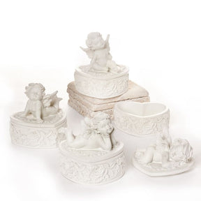 Englehjertedåse. Smuk mønstret hjertedåse. På låget sidder en sød engel. Der er 4 forskellige, hvor englen sidder eller ligger ned. Fra Pobra. 