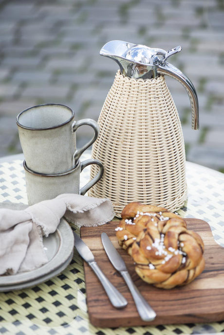 Frukostbord med koppar och kaffekanna från Ib Laursen