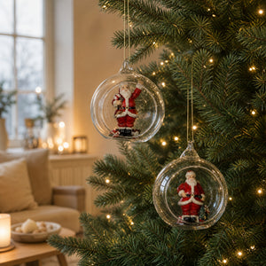 Jultomten i en glaskula för upphängning