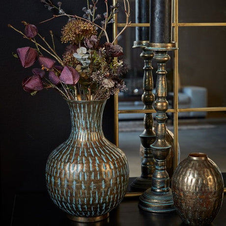 Vase med hamret struktur