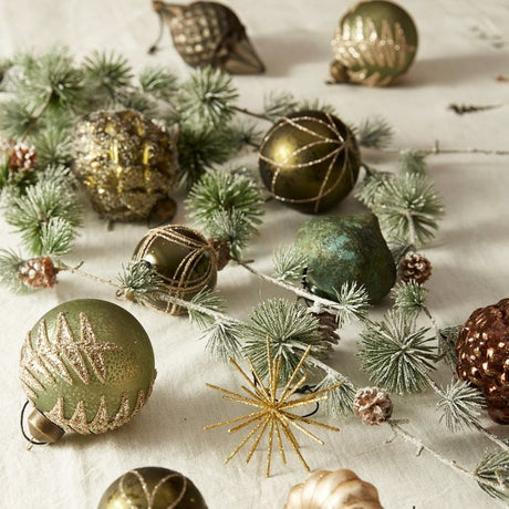 Julekugler som bordpynt med cedergren.