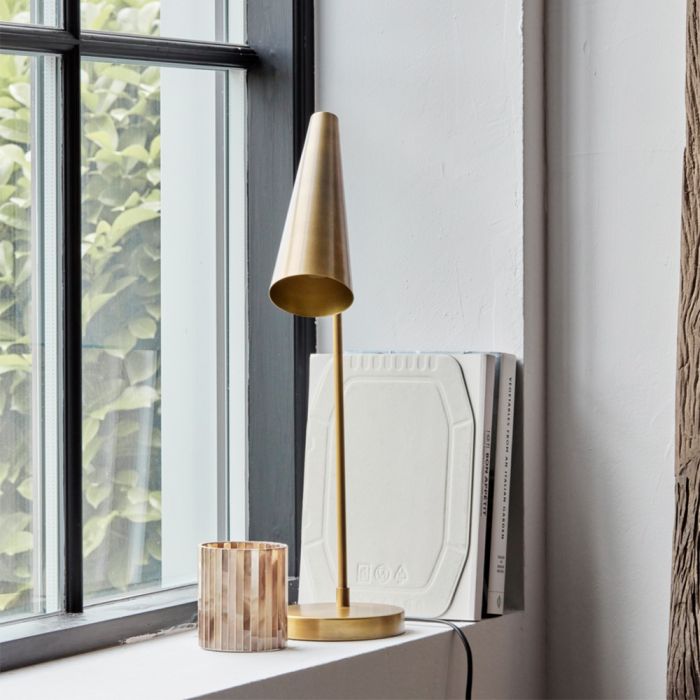 Precise bordlampe fra House Doctor i messing i vindueskarm