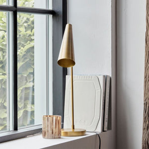 Precise bordlampe fra House Doctor i messing i vindueskarm