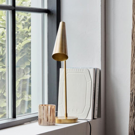 Precise bordlampe fra House Doctor i messing i vindueskarm