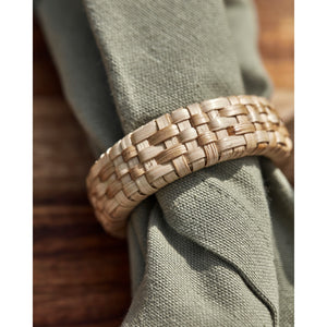 Naturfarvet servietring fra House Doctor rundt om en stofserviet