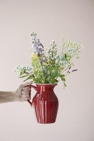 Kande Mynte 1,7 l Strawberry rød fra Ib Laursen brugt som vase med markblomster i