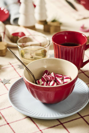 Mugg med räfflor från Ib Laursens Mynte-serie i Strawberry röd med kaffe i samt annat servis från serien