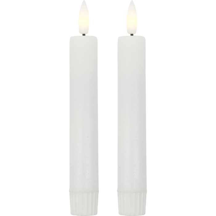 Hvide LED-lys fra House Doctor med tændt flamme