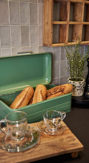 Bakkebord med glaskopper og tallerkner med blomstermotiv fra Speedtsberg