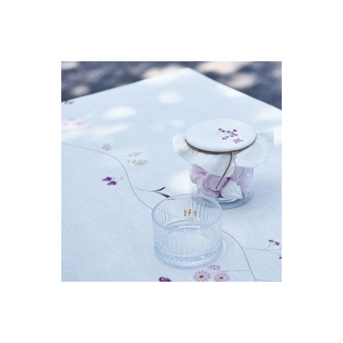 Sommerdug med blomster 140 cm x 240 cm i hvid liggende på bord