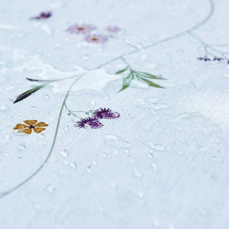 Vanddråber på Speedtsberg coated dug med blomster og sommerfugle