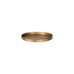 Lille rundt dekorationsfad fra Speedtsberg i antik guldfarvet metal med rustik patineret bund og lav kant, 14 cm i diameter