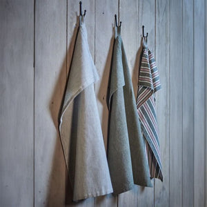 3 Speedtsberg viskestykke ophængt i strop på en grå væg