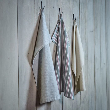 Stribet viskestykke grøn/hvid/rød hængende sammen med to andre viskestykker