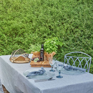 Dug med mørkeblå striber fra Speedtsberg på opdækket bord i en have