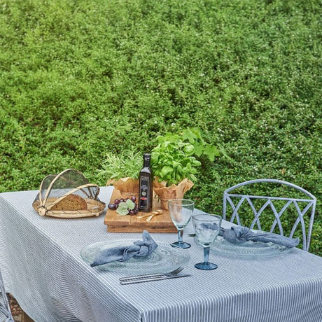 Dug med mørkeblå striber fra Speedtsberg på opdækket bord i en have