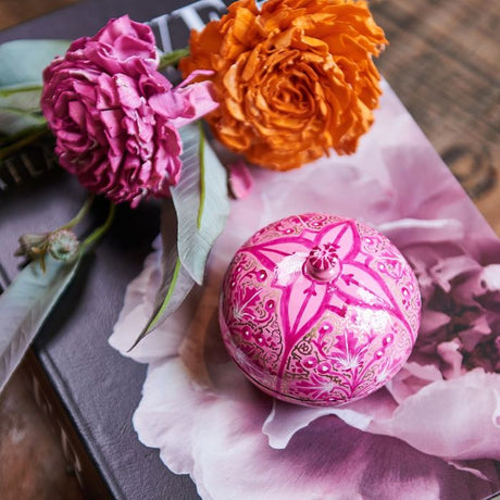 Speedstberg opbevaringsæske udformet som bog med lyserød blomst med blomster ovenpå