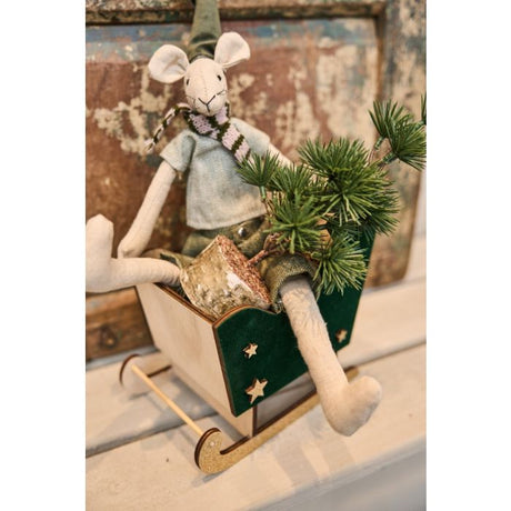 Kane i træ med mus og grantræ som dekoration. 