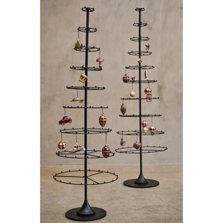 Dekorationstræer i metal pyntet med julekugler i glas fra Speedtsberg.