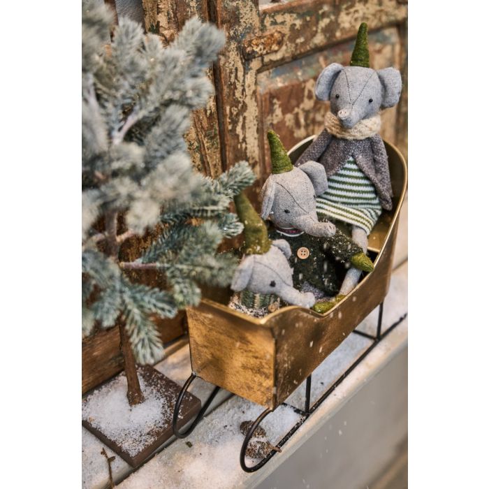 Guldfarvet slæde med bløde elefanter som dekoration til jul.