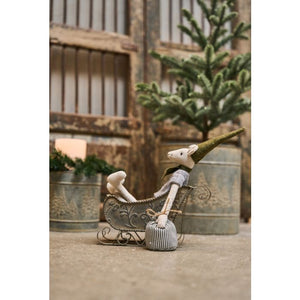 Slæde med dekoration og julemus i.