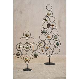 Dekorationstræer i sort metal pyntet med julepynt.