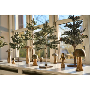 Svampe i træ og metal sammen med opstammede grantræer til dekoration.