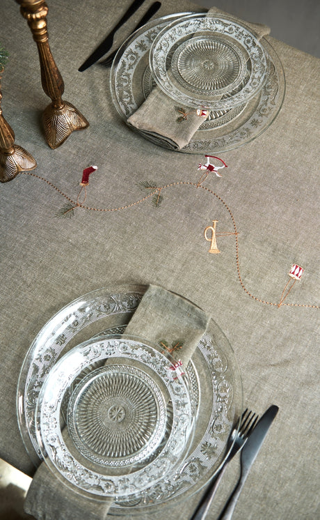 Julbord dukat med grågröna textilier med broderade julmotiv från Speedtsberg