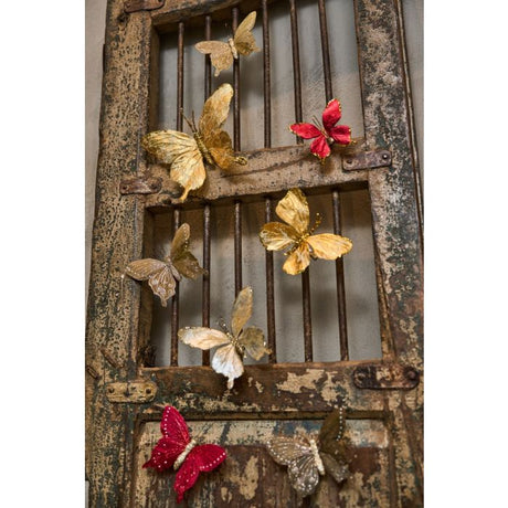 Sommerfugle pynter gammel metallåge.