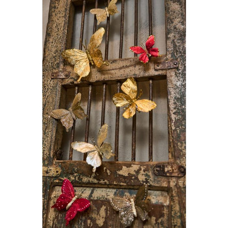 Sommerfugle med klips pynter gammel låge.