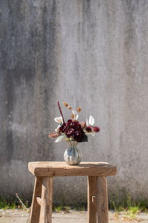 Vase med buket af kunstige blomster stående på skammel fra Speedtsberg
