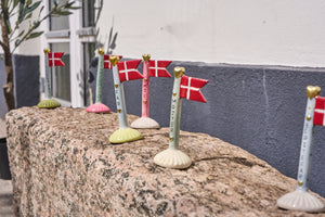 Flag i keramik med titler som far, mor, moster fra Speedtsberg