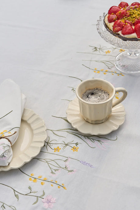 Dækket kaffebord med dug med blomsterbroderi fra Speedtsberg