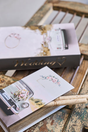 Sæt med to æsker til brudeparret den ene med sange fra festen i