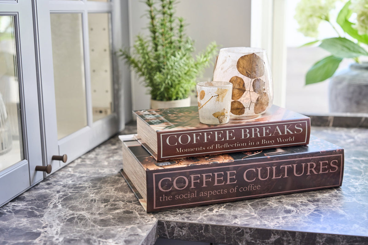 Bogformede opbevaringsæsker fra Speedtsberg i brune kaffenuancer med teksterne Coffee Cultures og Coffee Breaks, sæt med 2 størrelser
