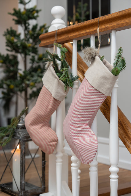 Julsockor hänger på trappräcket