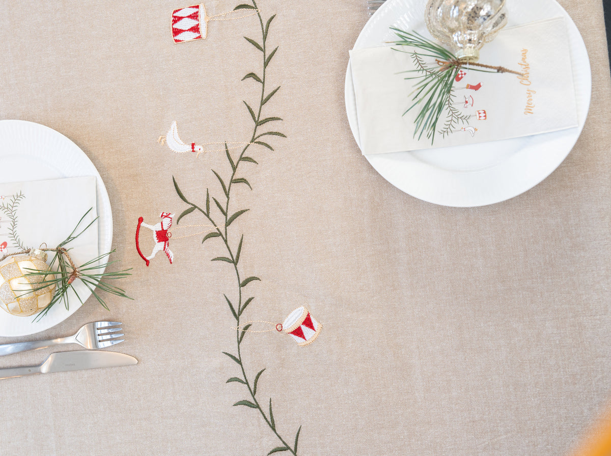 Julbord dukat med julgranskulor på sidentallkvistar