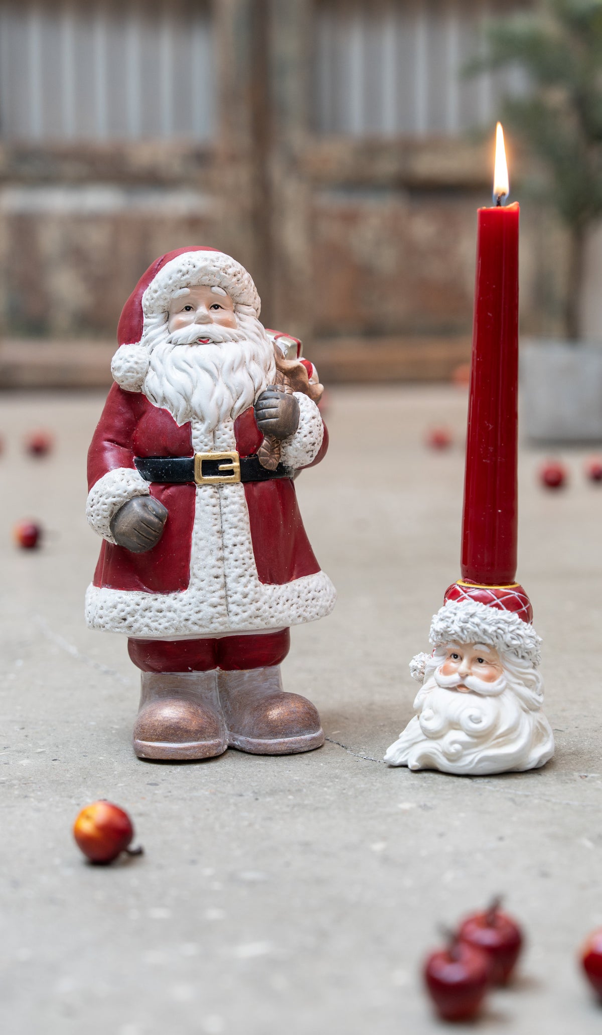 Jultomte bredvid ljusstake med jultomtens ansikte från Speedtsberg