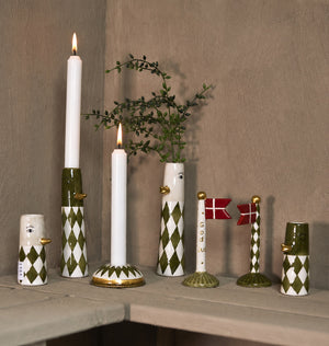 Flaggan 'god jul' med matchande keramik i olivgröna nyanser från Speedtsberg