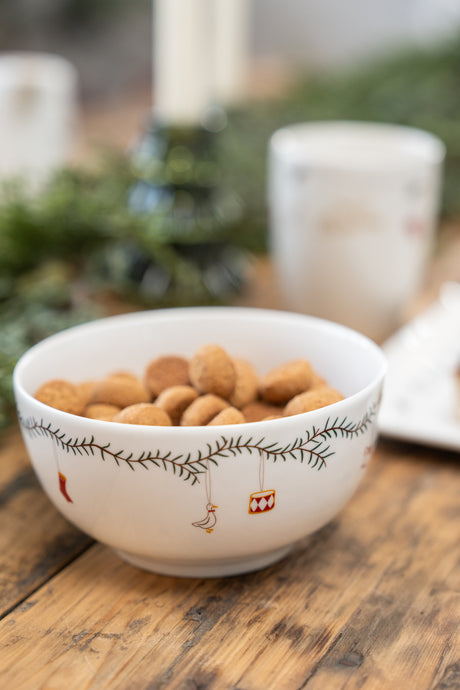 Porslinskål med julgirlang från Speedtsberg, fylld med pepparkakor