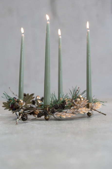Adventsljusstake med ekollon och blad i antik guldfärg från Speedtsberg, pyntad med silkesgran och dovgröna adventsljus