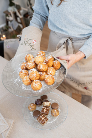 Varma aebleskiver dukas fram med grillvante och grytlapp i quiltad bomull.